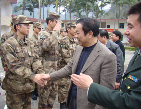潘其弟与部队官兵亲切握手