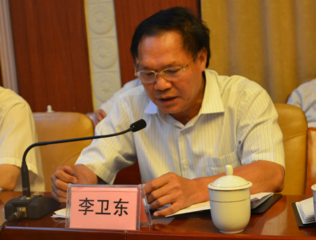 图为李卫东代表询问市林业局.图为市林业局局长廖宏俊接受询问.