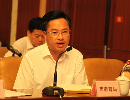 市教育局局长陆玉团回答:企业招不到专业人才,毕业生找不到工作的主要