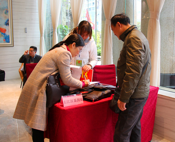 次会议的代表带着家乡人民的重托,怀着喜悦心情,陆续到大会报到处报到