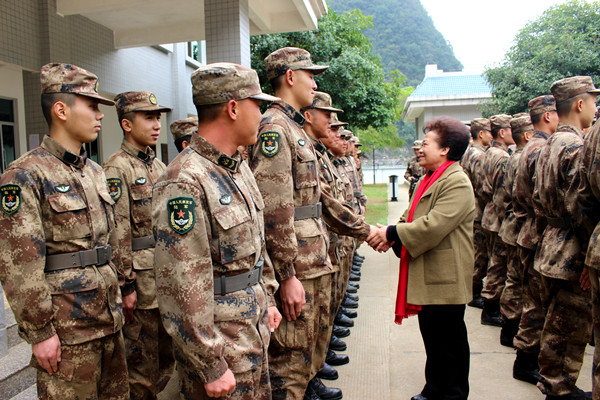 图为黄运志与部队全体官兵一一握手问候