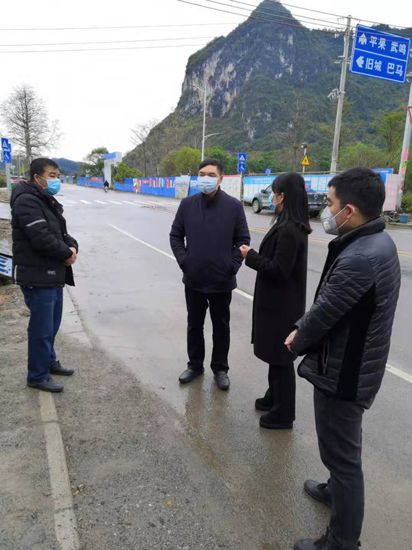 图为董建明在旧城镇——马山周鹿疫情防控监测点检查调研