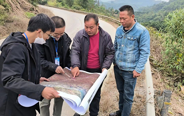 黄海军代表（右二）与工程人员测量地块2.jpg