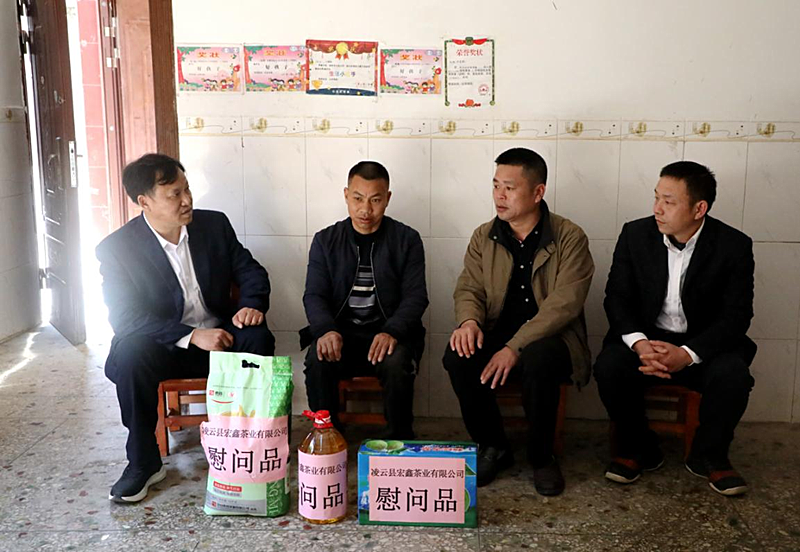 刘承志代表（左一）到凌云县朝里瑶族乡九联村开展慰问活动.png