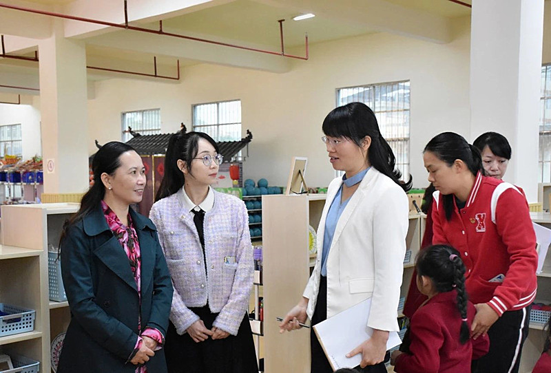 麦凤萍代表深入德保县第二幼儿园指导学前教育工作.jpg