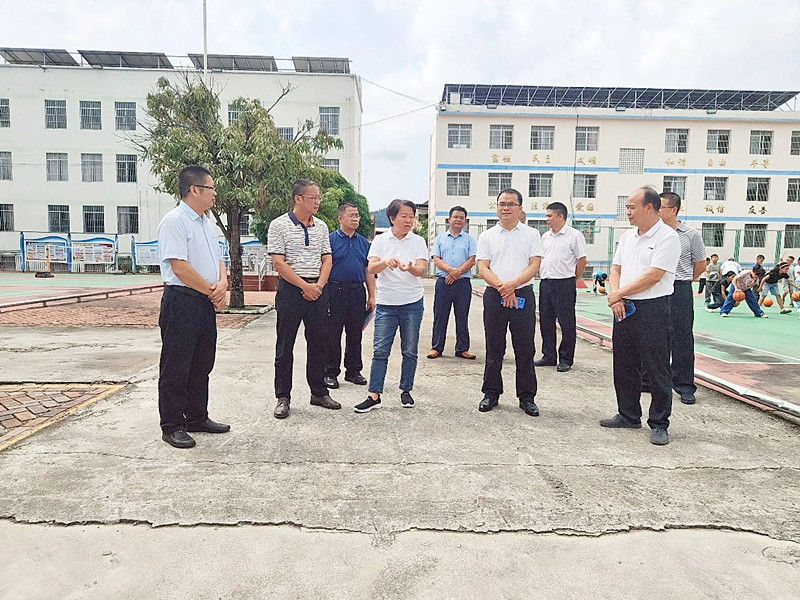 在右江区永乐镇中心小学实地调研.jpg