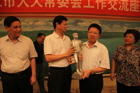 日,广东省湛江市人大常委会党组书记,常务副主任郑日强一行到我市考察