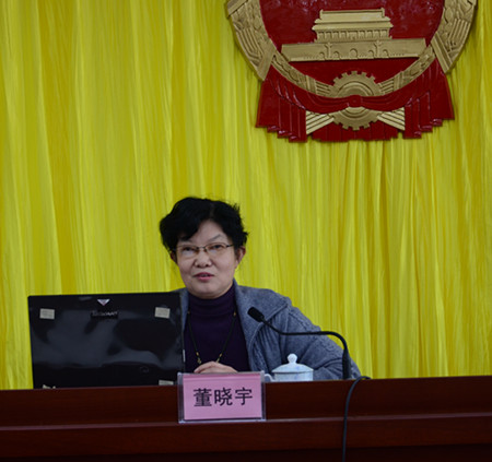 图为《广西人大》杂志社总编董晓宇作人大新闻写作知识专题辅导.