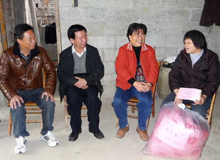 姚美兰到田阳县开展慰问活动