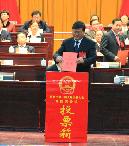 黄志伟投下庄严的一票