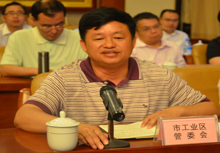 图为黄耀光代表询问市工业区管理委员会.