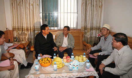 图为陈国令(右四)一行在黄志伟(右一)等市领导陪同下到百色华侨农场