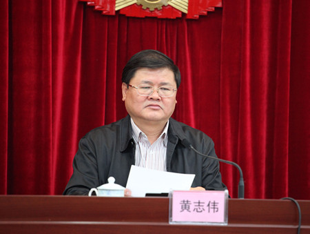 图为市人大常委会副主任,党组副书记黄志伟出席会议并主持第一