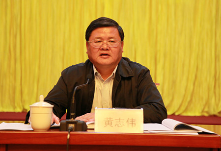 图为市人大常委会副主任,党组副书记黄志伟主持学习会并作总结讲话.