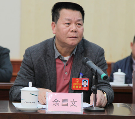 图为自治区人大代表,广西交通投资集团有限公司董事长余昌文