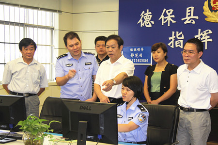 图为2013年5月,市人大常委会检查组深入德保县公安局检查禁毒工作.