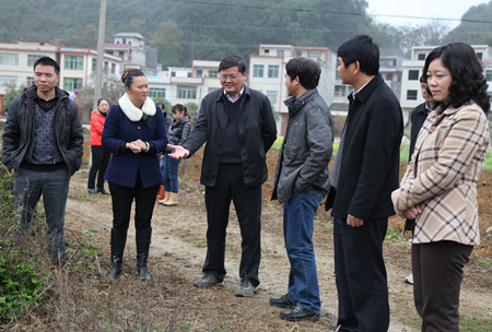 图为黄志伟(左三)与燕峒乡三家班子主要领导谈心谈话.图为燕峒乡