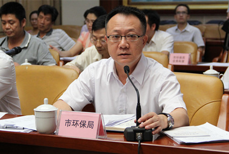 市环保局局长覃志坚