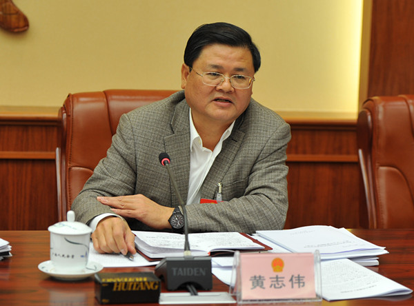 图为黄志伟代表发言.