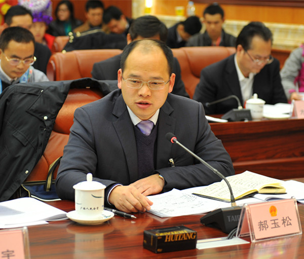 图为郝玉松代表发言.