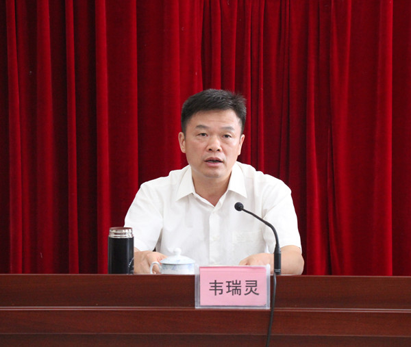 图为韦瑞灵同志作中心发言图为李洪新同志作中心发言图为黄耀光同志作