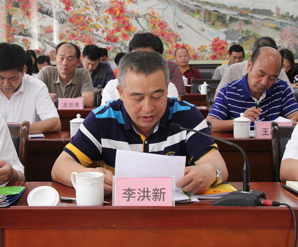 图为李洪新同志作中心发言图为黄耀光同志作中心发言□本版图片均由沈