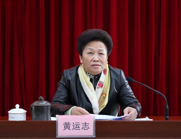 黄瑞琼同志进行分析查摆图为方立斯同志进行分析查摆图为市人大常委会