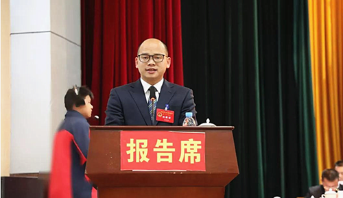 图为 郝玉松 在会上作讲话.