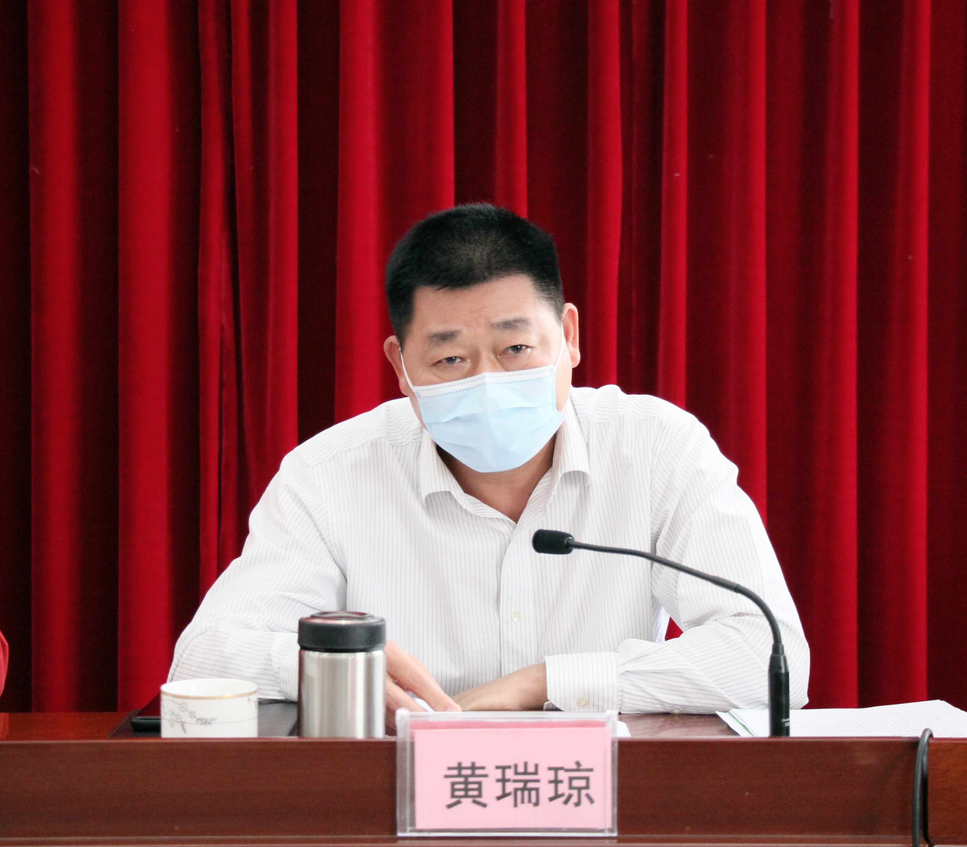 图为黄瑞琼在会上作发言.图为韦正业在会上作发言.