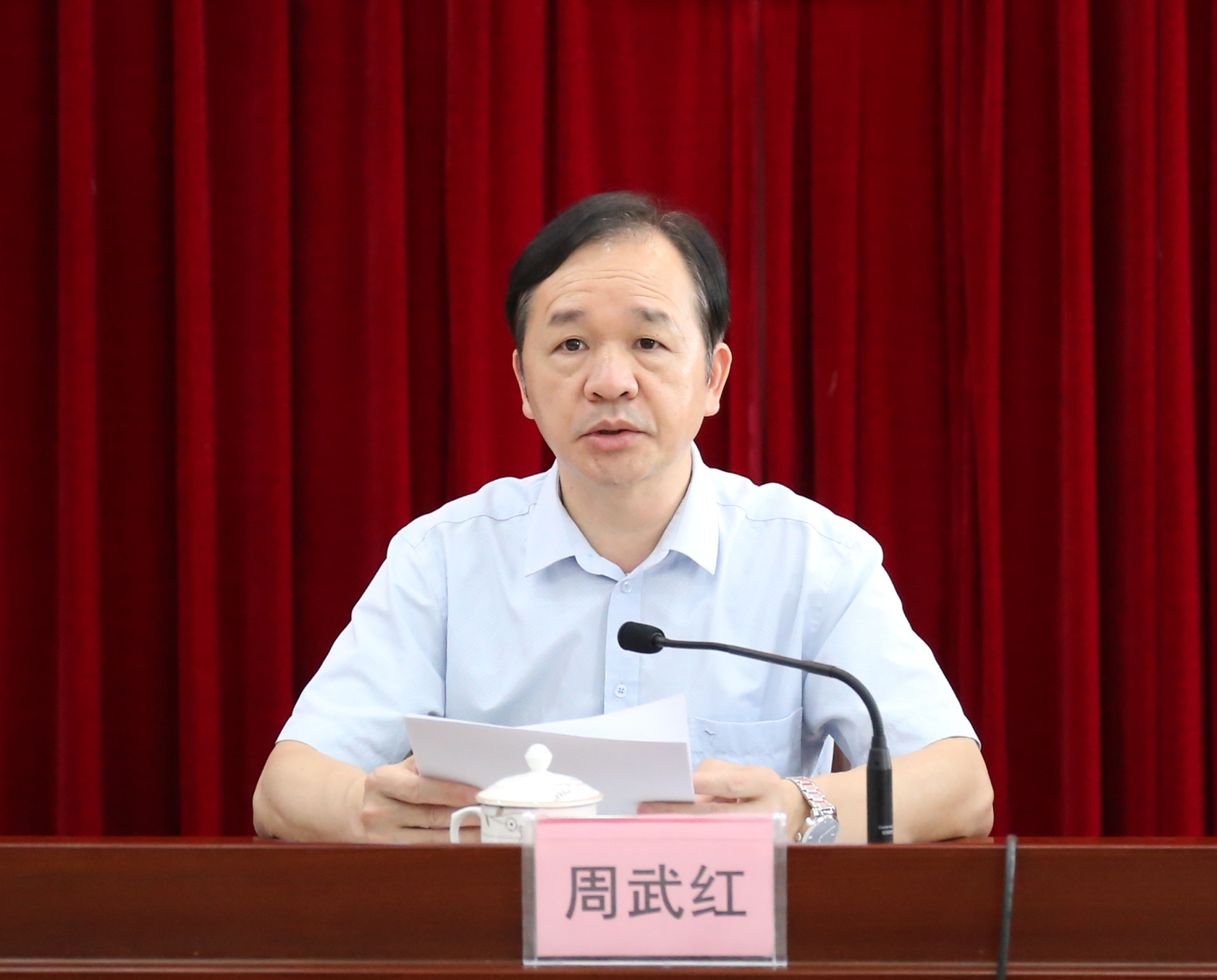 图为 周武红在会上作讲话