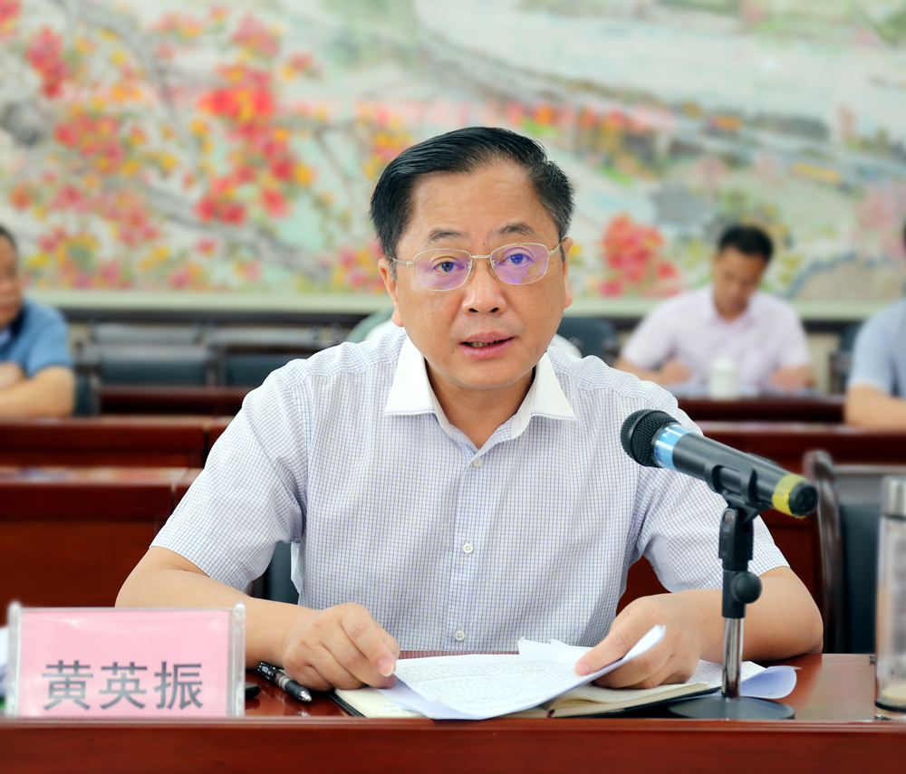 图为黄英振作发言图为黄耀光作发言图为陈玉荣作发言图为韦林平作发言