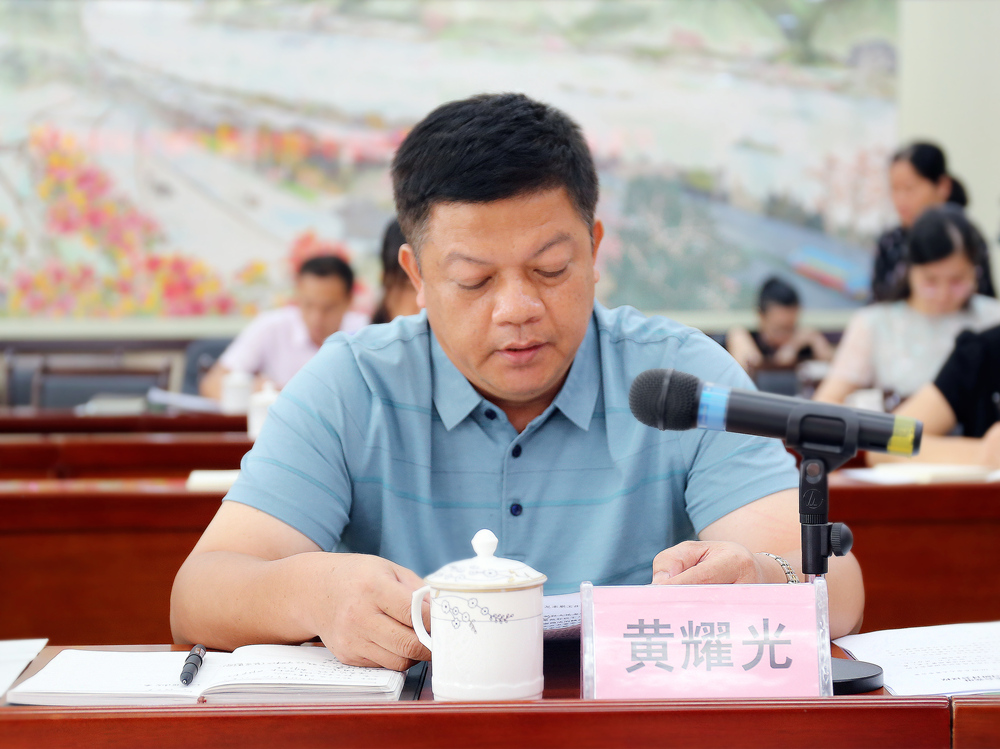 图为黄耀光作发言图为陈玉荣作发言图为韦林平作发言图为与会人员(本