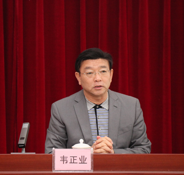 图为韦正业同志在会上作发言图为方立斯同志在会上作发言图为李明忠