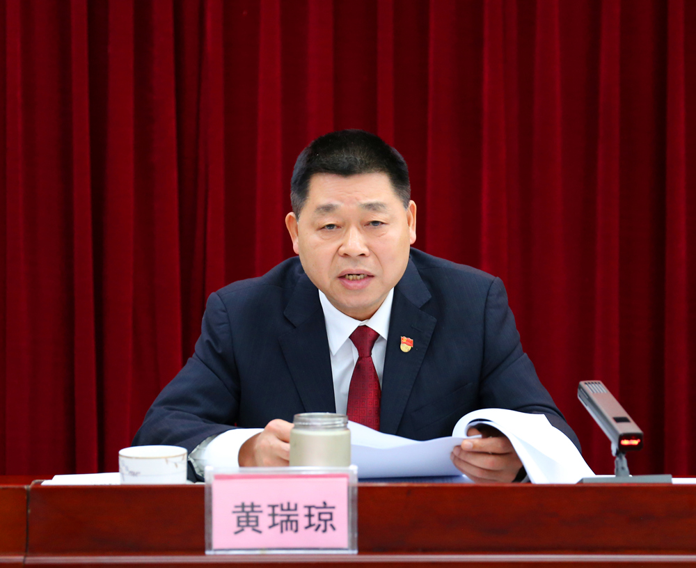 图为黄瑞琼同志进行对照检查图为韦正业同志进行对照检查图为黄志愿