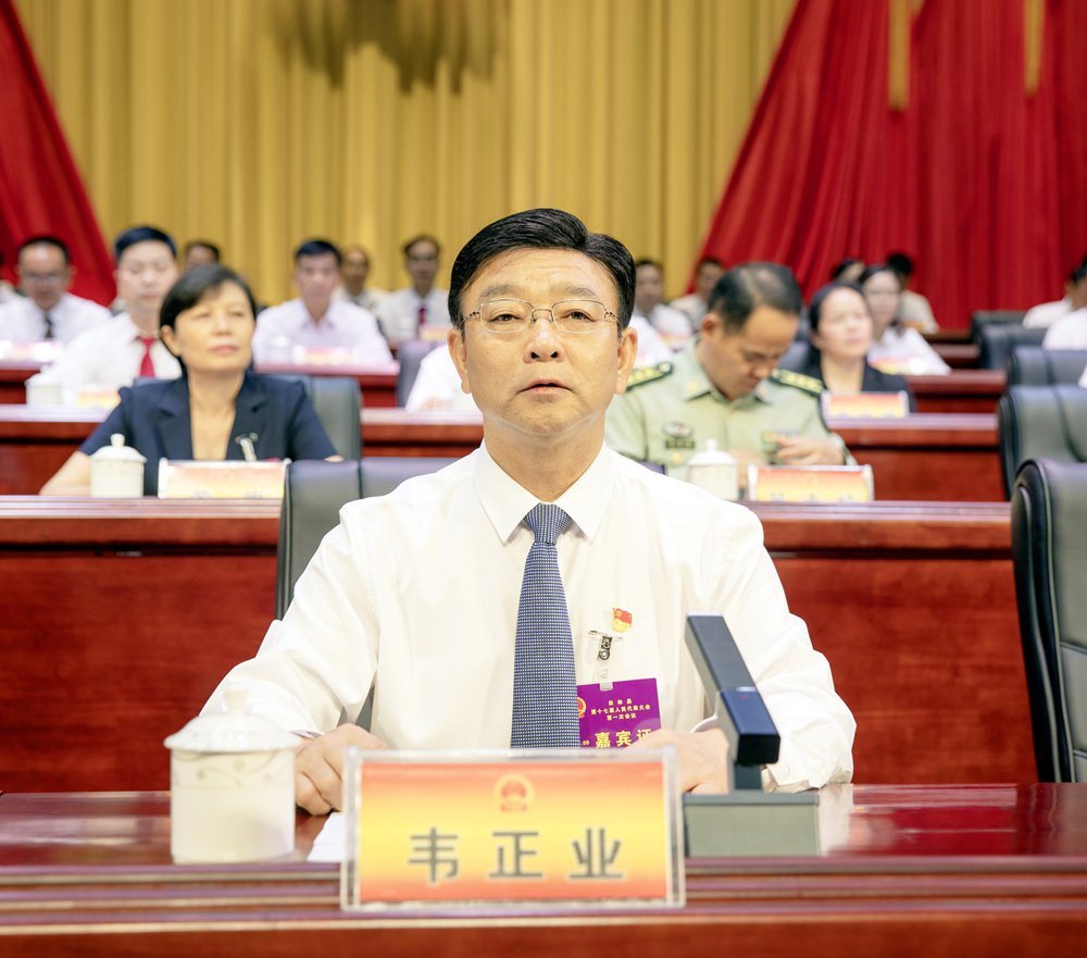 图为韦正业到田林县指导人大换届选举工作图为石永超到田东县指导人大