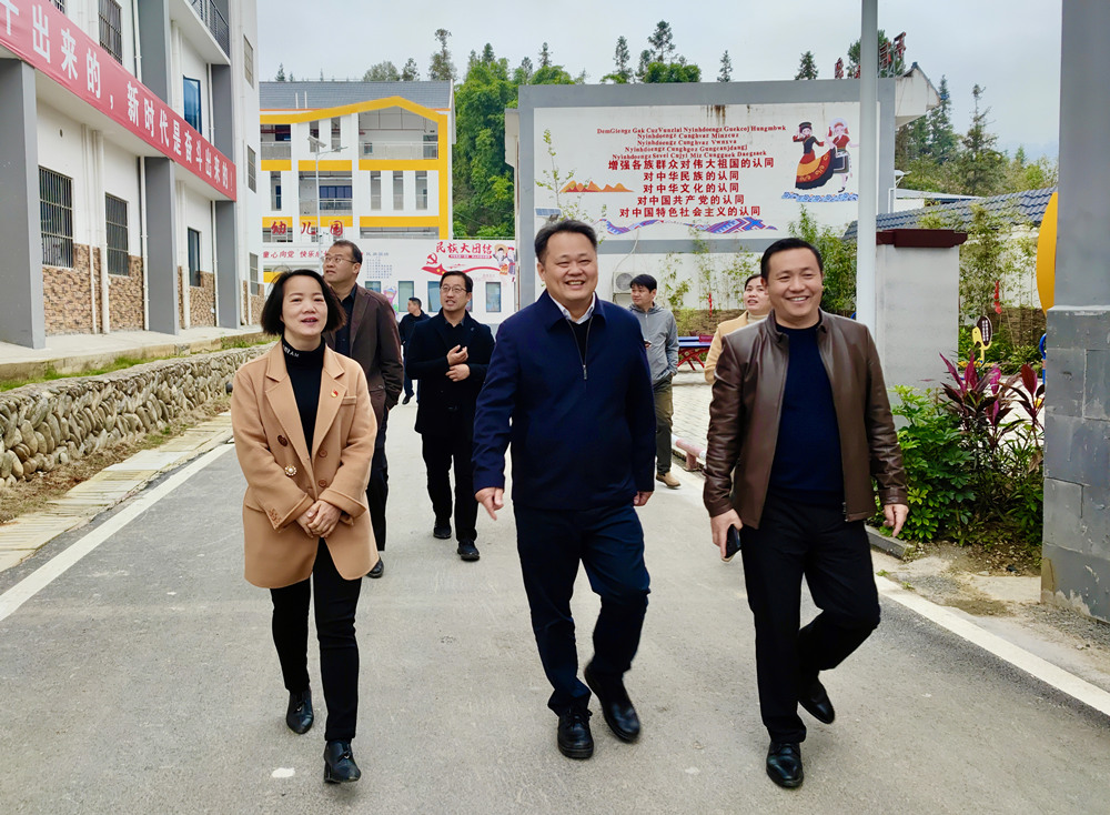 图为调研组在百坭村实地调研(本版图片由 黄贤明/摄)