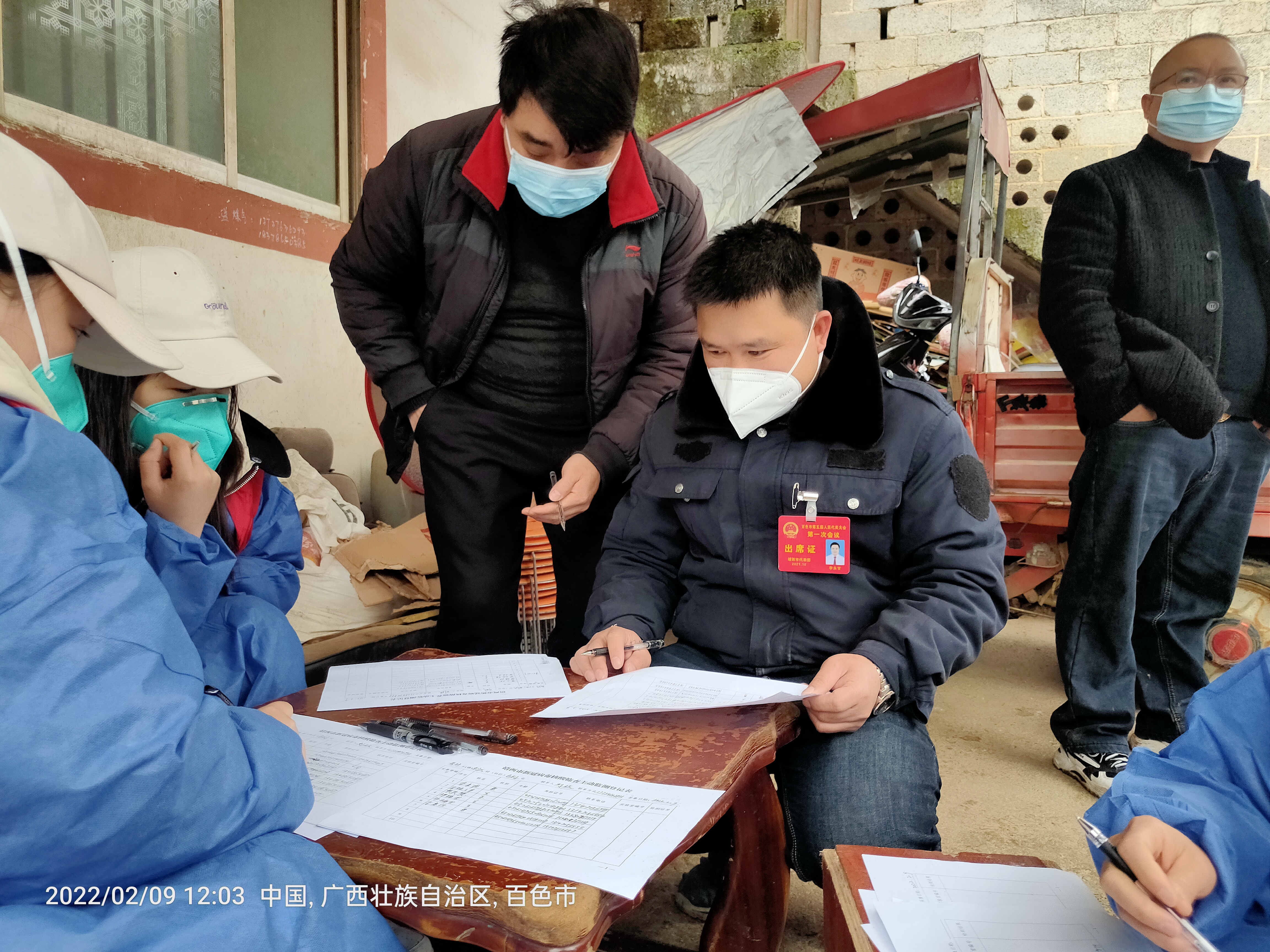 6969图为李永甘为群众登记采集信息6969图为赵启峰引领医护