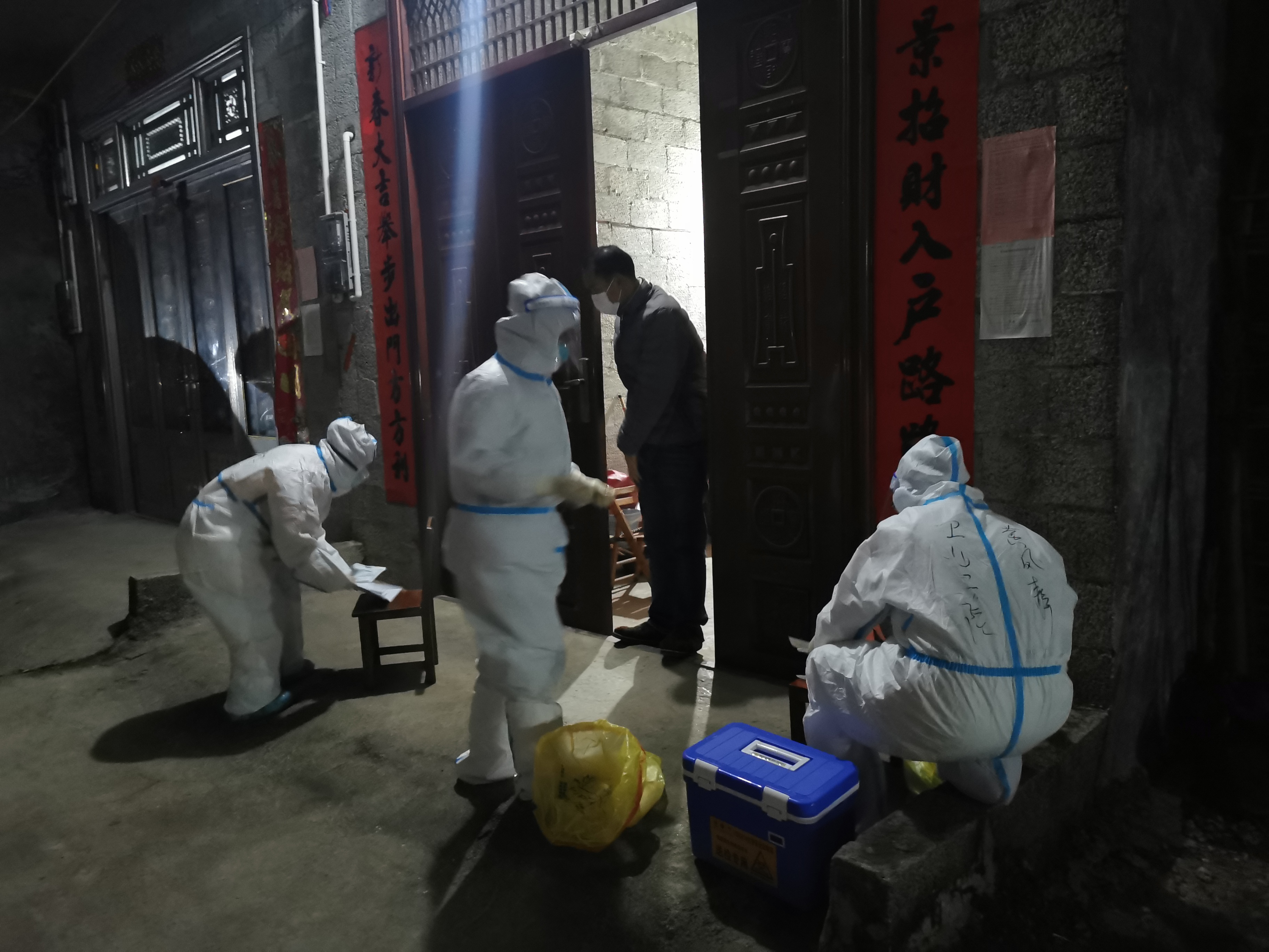 6969图为赵启峰引领医护人员在龙临镇百鲁村连夜核酸采样入户现场
