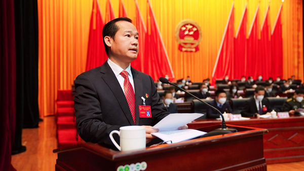 德保县第十七届人民代表大会第三次会议开幕图为县长农李泽作大会工作