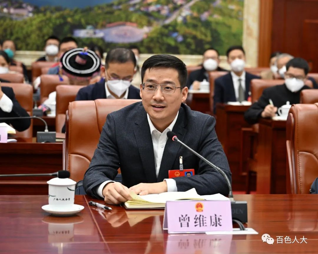 百色市代表团审议自治区"两院"工作报告侧记图为曾维康代表审议发言
