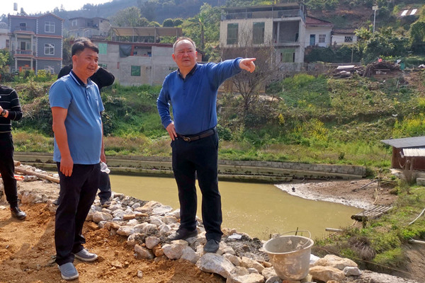 李正荣到古障镇开展沙糖桔高位嫁接及村民活动场所建造工作调研