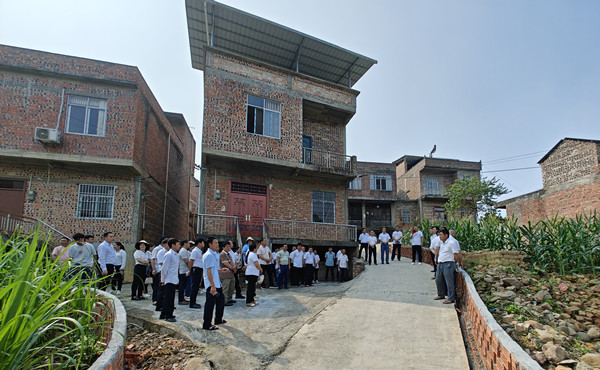 田阳区玉凤镇人大代表到义圩镇学习考察