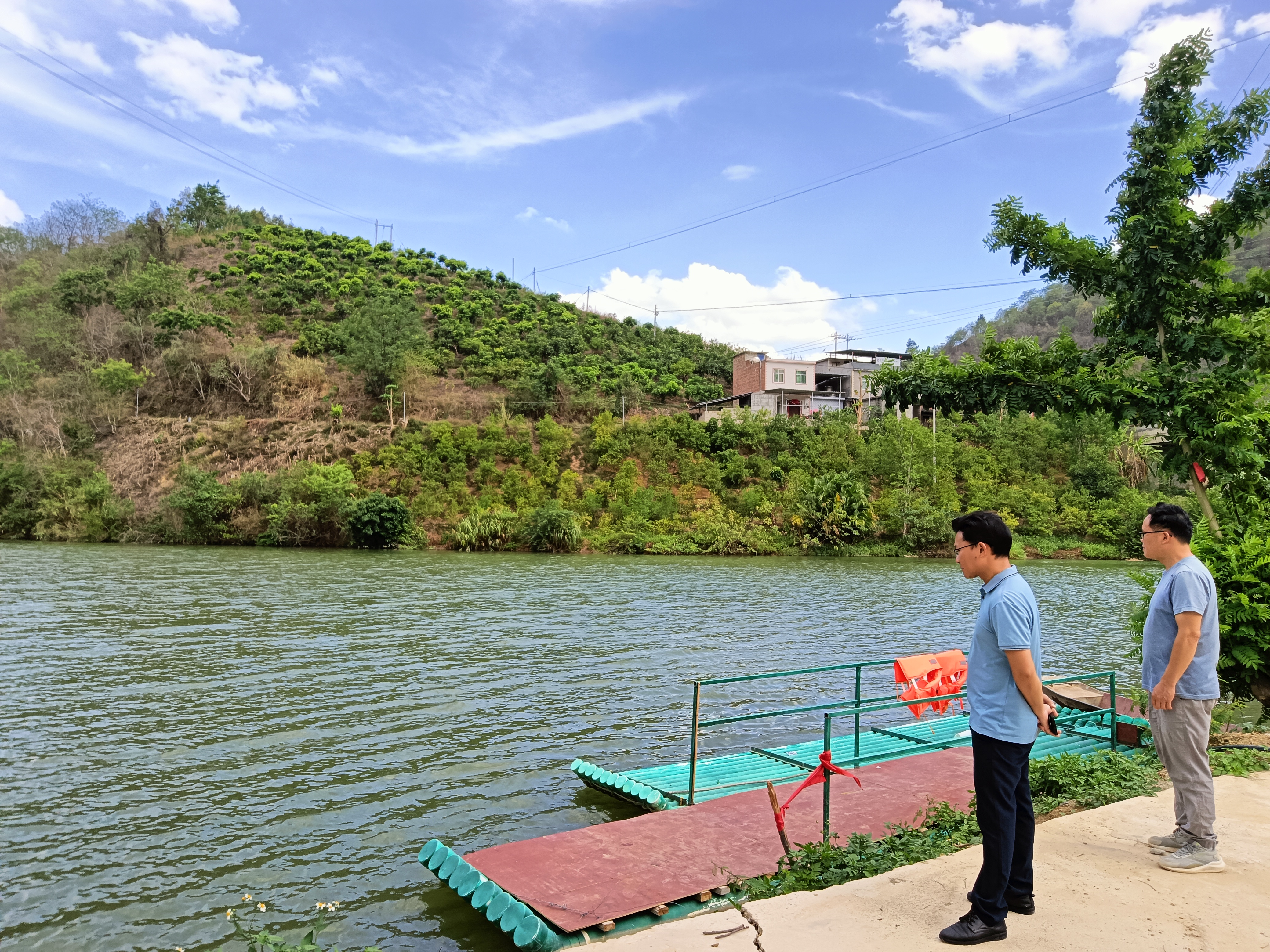 西林县那劳镇筑牢安全防线人大代表开展防溺水安全隐患排查工作