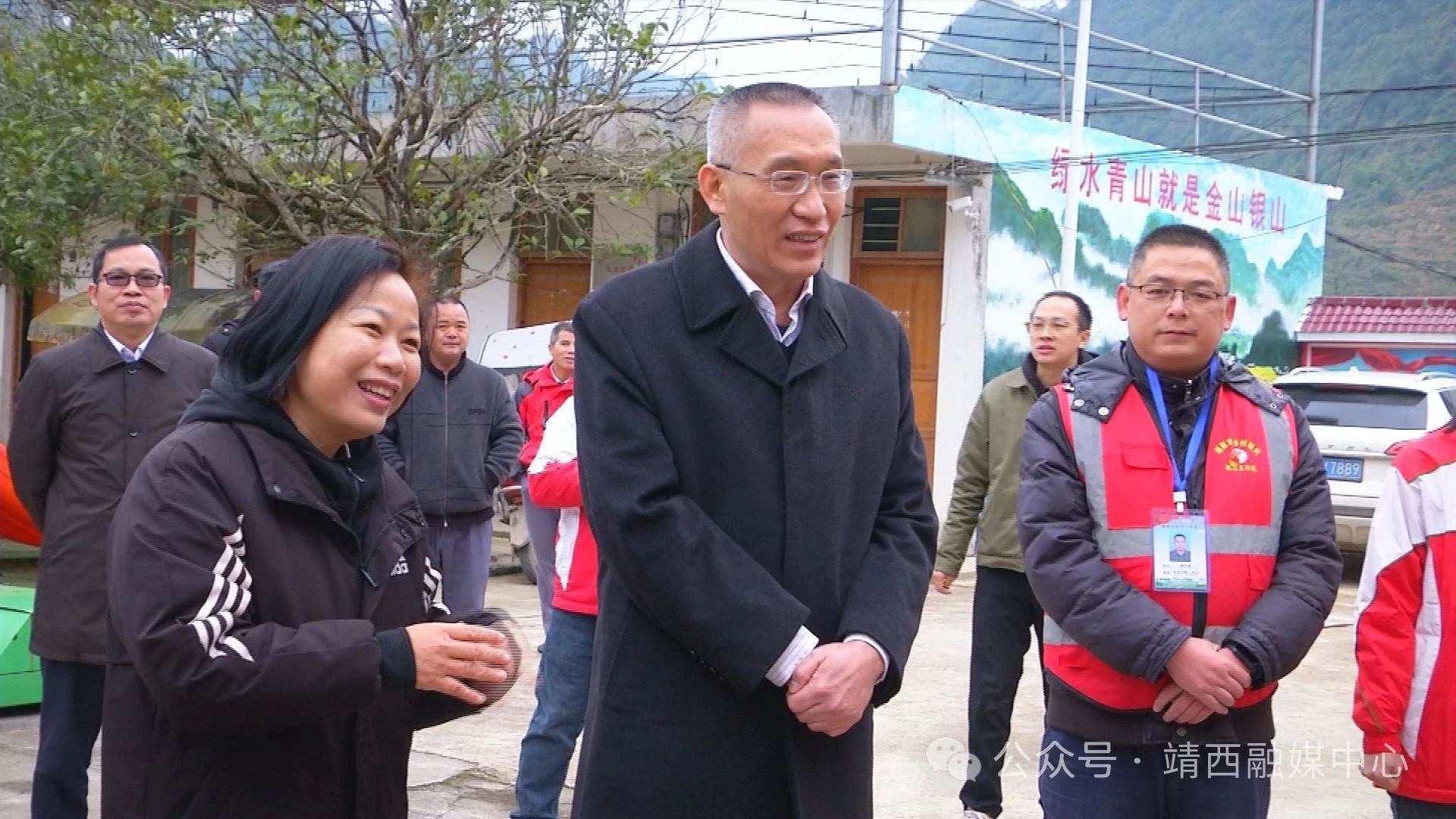 百色市人大常委会副主任黄永才到靖西乡村振兴联系点慰问困难群众,给