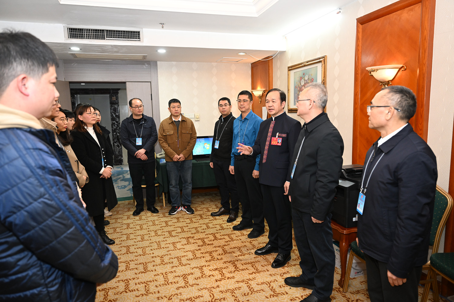 周武红看望慰问百色市代表团工作人员和新闻记者县(市,区)人大友情