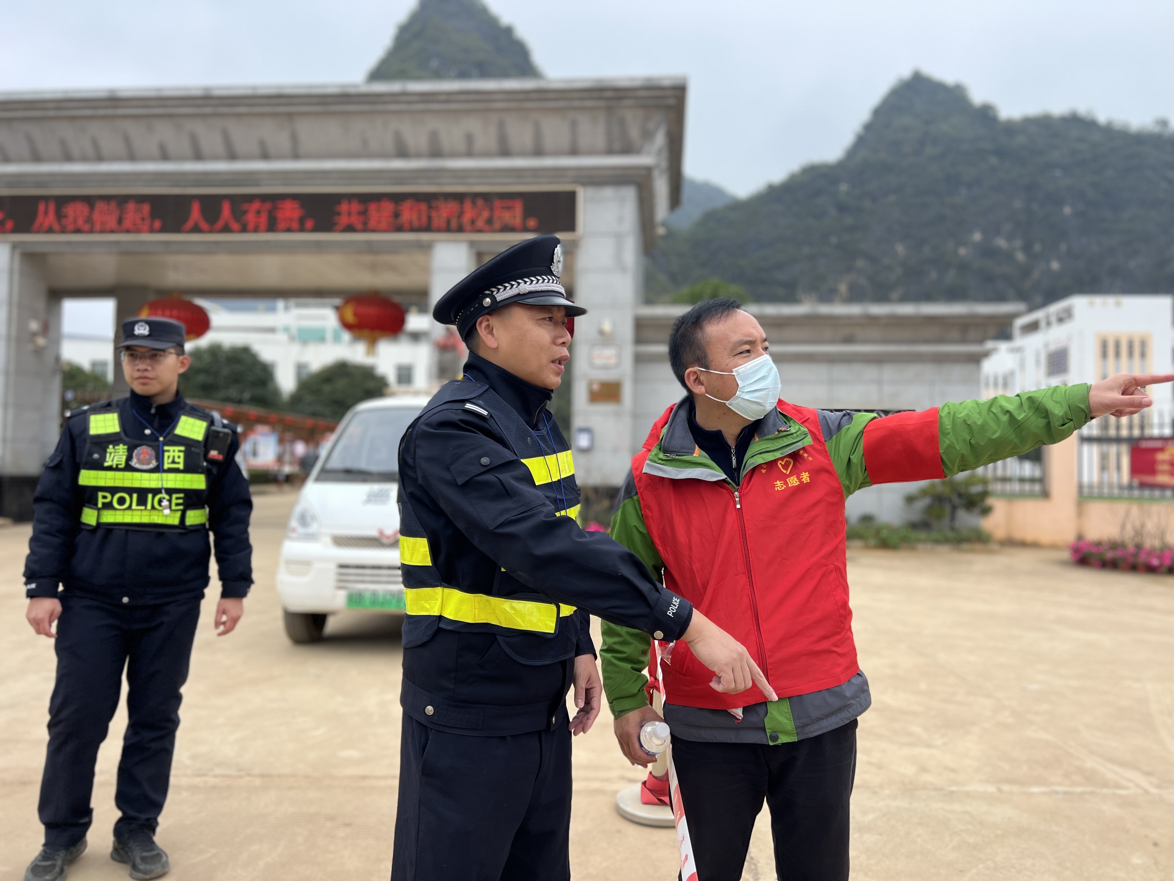 助力平安开学图为新甲乡人大代表与派出所干警指挥五中门口道路交通