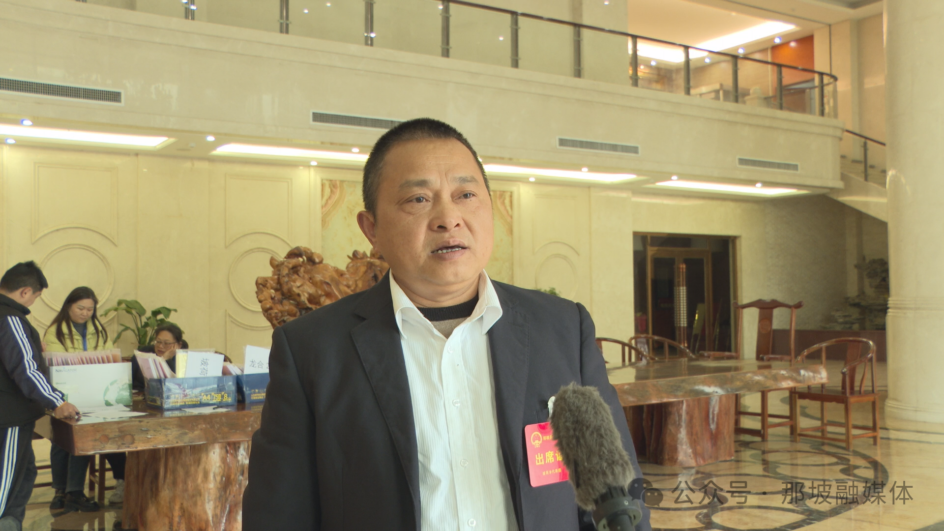 传民声献良策那坡县人大代表陆续向大会报到