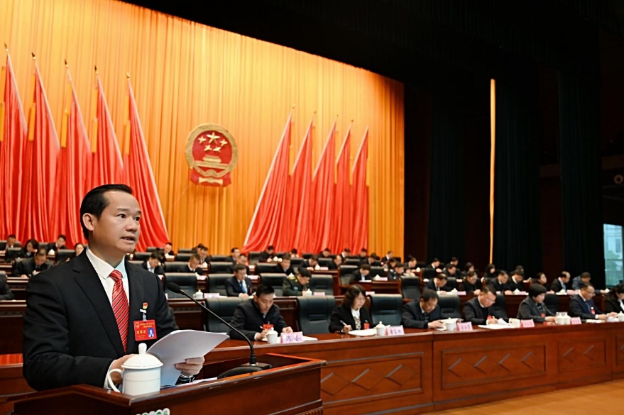 696969696969在热烈的掌声中,县长农李泽代表德保县人民