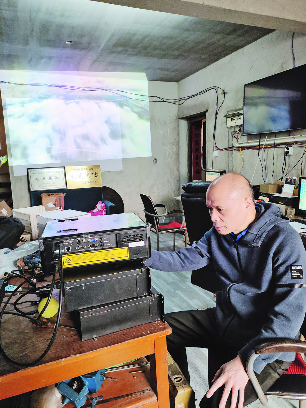 用光影点亮乡村夜空记百色市首届最美基层文化工作者林文生