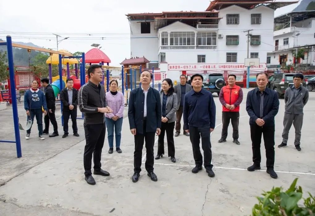 周武红到田林县开展十四届全国人大二次会议精神宣讲和人大工作调研